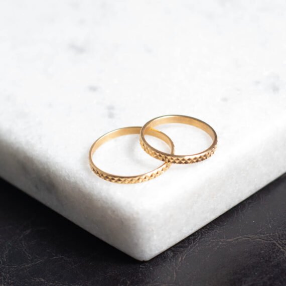 Alianza de Oro 18k con detalles en relieve