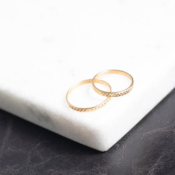 Alianza de Oro 18k con detalles en relieve