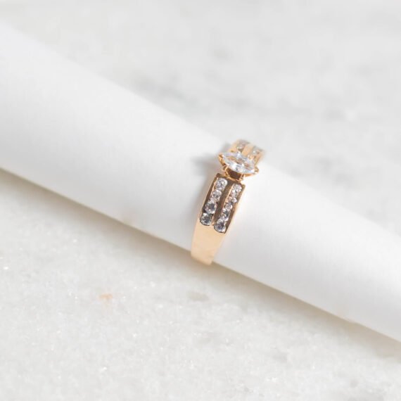 Anillo de Oro 18k con diamante central de 8 puntos