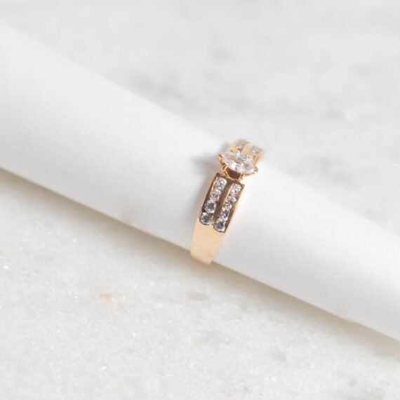 Anillo de Oro 18k con diamante central de 8 puntos laterales
