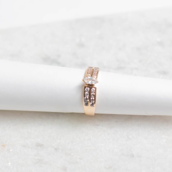 Anillo de Oro 18k con diamante central de 8 puntos laterales