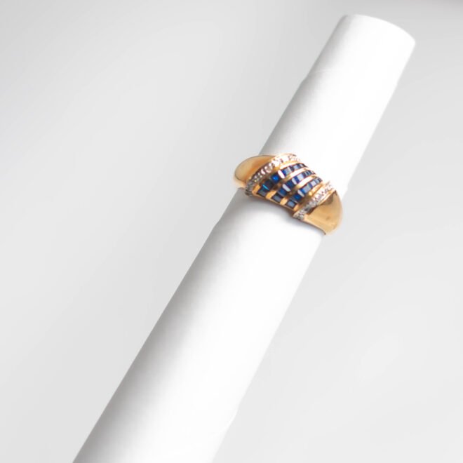 Anillo de Oro 18k con engarces de diamantes y zafiros azules