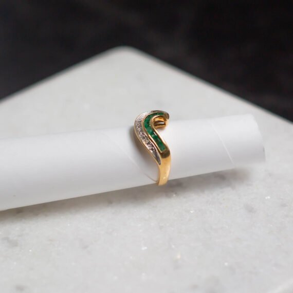 Anillo de Oro 18k revestido de diamantes y esmeraldas