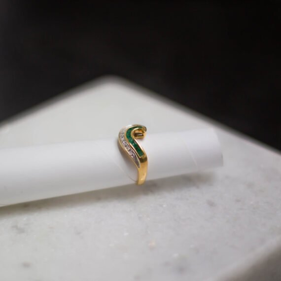 Anillo de Oro 18k revestido de diamantes y esmeraldas