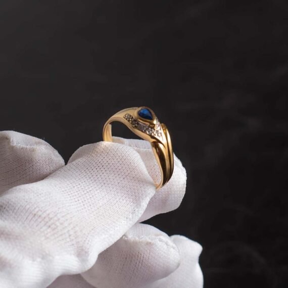 Anillo de Oro 18k con zafiro y diamantes