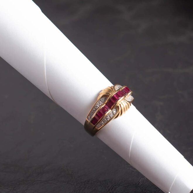 Anillo de Oro 18k con engarce de rubíes y diamantes